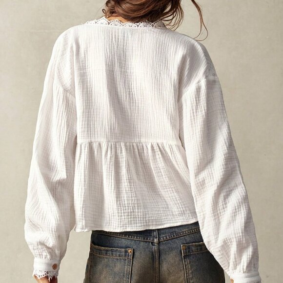 White Casual Women's Lace Trim V-Neck Lantern Sleeve Cropped Blouse - Picture 2 of 8